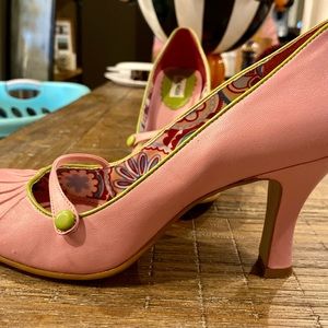 Size 9.5 B Steve Madden pink pumps